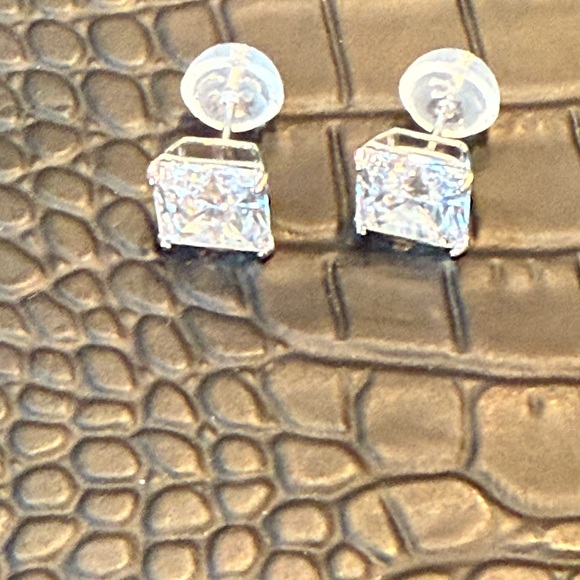 10k Gold stud princess with Lighted Box